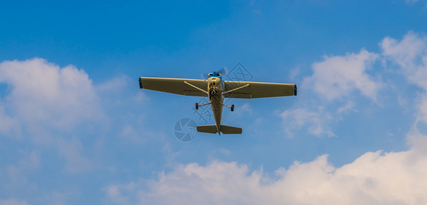 航空公司飞机天上飞行图片