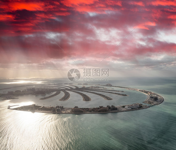 迪拜雷雨天海上风景图片