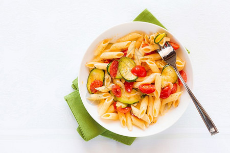 素食主义者油传统意大利通心粉配西葫芦和樱桃番茄从意大利通心粉配西葫芦和樱桃番茄桌布图片