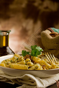 区域桌子意大利地区盘由意大利面条和木制桌上的胡桃虫粉制成香蒜图片