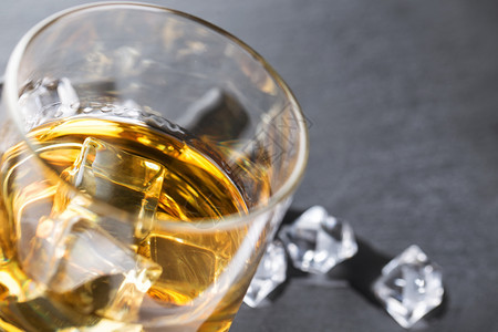 苏格兰人威士忌和冰立方体的玻璃详情有选择地集中拍摄威士忌和冰立方体的玻璃详情橙图片