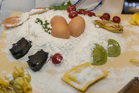 传统的木制厨具鸡蛋面粉和新鲜制作的意大利面食鸡蛋粉和新鲜制作的意大利面食图片