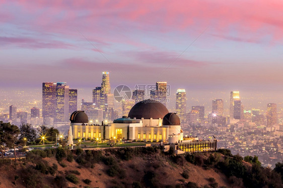 城市盆地格里菲斯天文台和洛杉矶市天际日落地平线图片