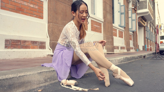 腿沿着演员年轻漂亮的芭蕾舞女在泰国曼谷街上穿指鞋在泰国曼谷的街道上图片