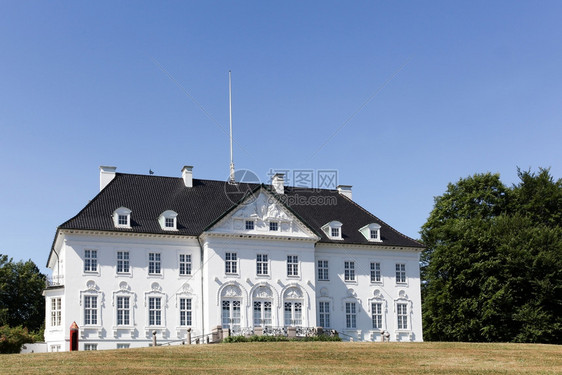 Marselisborg宫是丹麦王家在奥胡斯的皇家官邸户外部的公园图片