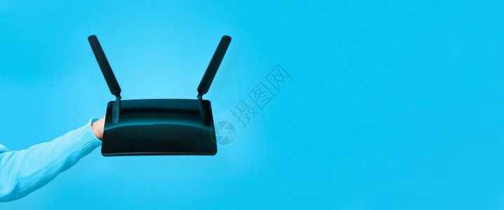 服务器明亮地蓝色背景上的黑wifi路由器颜色图片