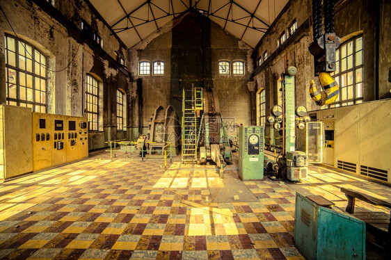 冷清生锈的旧工厂大厅地板上有瓷砖可怕的图片