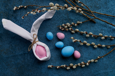 颜色蓝布背景的柳木枝和东鸡蛋春树开花和香食庆祝节日的新花卉装饰活动符号红柳枝和东鸡蛋春天传统图片