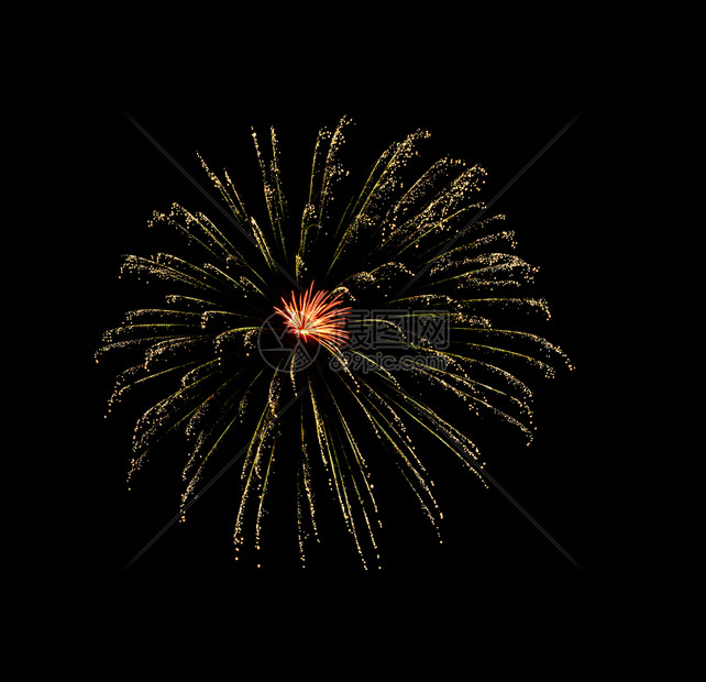丰富多彩的美丽金烟花在夜空中爆炸黑色背景与世隔绝的新年和周纪念概新和日的概七月黑暗图片