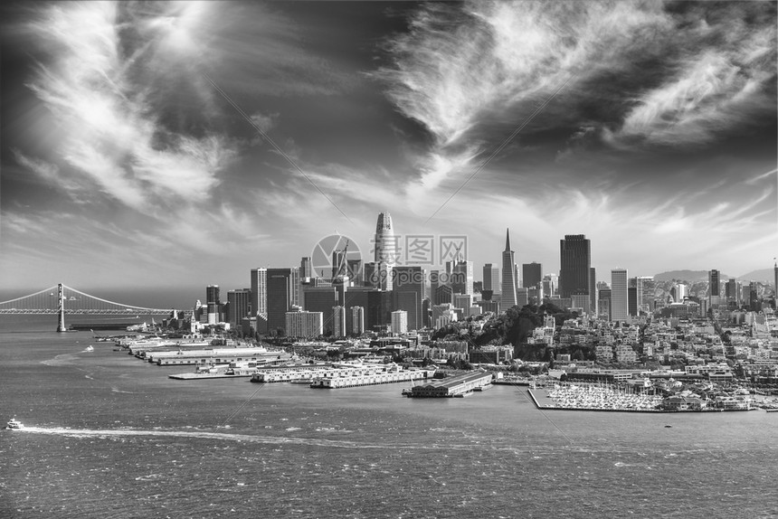 现代的体重城市来自美国加利福尼亚州旧金山的直升机卡利佛奇异空中天线由美国加利福尼亚州直升机搭乘的惊人航空天线图片
