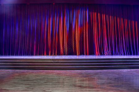 名声文化地面红窗帘和舞台礼在剧院里有梯子灯光多彩图片
