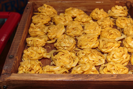 木环装箱中未熟的意大利面食混合黄色的健康图片