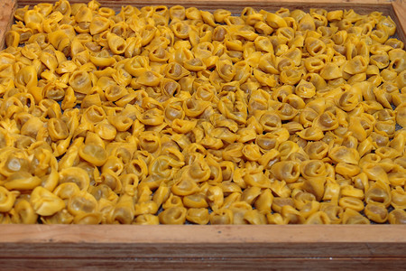 未熟的托尔特利尼意大面食木环装箱意大利语营养式饺子图片