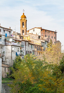 垂直的晴天尖顶意大利马赛北部的一个小镇萨索科尔瓦罗Sassocorvaro图片