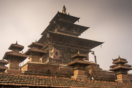 巴克塔普尔结石屋顶关闭尼泊尔加德满都Durbar广场图片