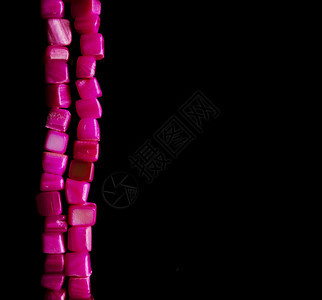抽象的框架粉红珍珠项链以黑色背景与复制空间隔绝圆形的图片