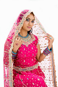 美丽的Bangali新娘穿着色彩多的服装和面纱与世隔绝丰富多彩的粉色蓝图片