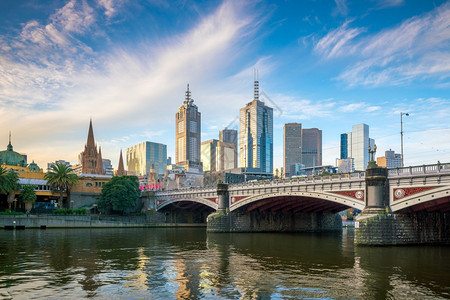亚拉澳大利墨尔本市蓝天空际的蓝色夏图片