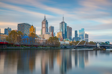 现代的全景澳大利亚墨尔本市蓝天空际的建造图片