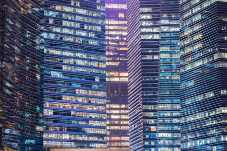 活力窗户管理新加坡市的摩天大楼灯光办公室业务大楼在新加坡市的摩天大楼图片