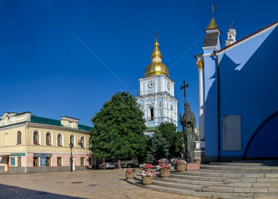 乌克兰基辅0712乌克兰基辅的圣迈尔斯金圆顶修道院在一个阳光明媚的夏日早晨乌克兰基辅的圣迈尔斯金圆顶修道院僧历史图片