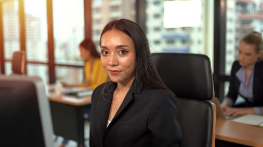 会议商业亚洲界女在工作场所微笑的亚洲女商人白种图片