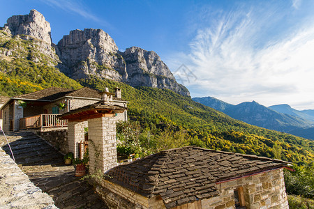 希腊北部Epirus的ZagorokorhoriaMikroPapigko山村美丽的传统石块建筑谷景观全图片