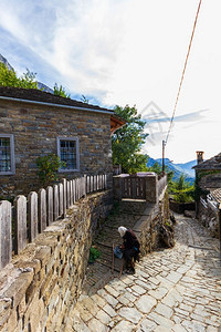 户外公园希腊EpirusMikroPapigko村传统石粉街上的老太山图片