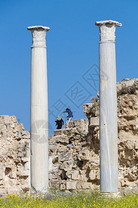 古老的塞浦路斯代萨拉米市两纵之间可见的名女孩在个柱子之间跳动岛萨拉米纳图片