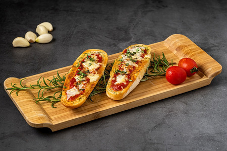 三明治面包蔬菜Bruschetta配樱桃西红柿马扎里拉和木板头的BasilCaprese沙拉图片