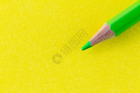 木头最佳黄色背景彩纸上的绿色铅笔排列对角最小化成份黄色的图片