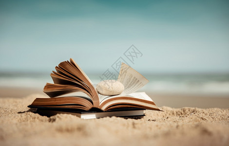 自然热带夏季概念书外门阅读在阳光日落的度假生活方式上在海前滩沙露天开书外部图片