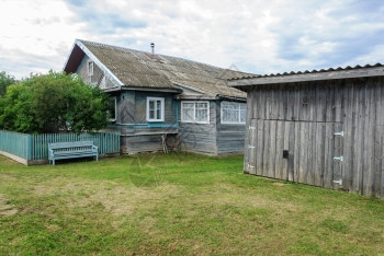 衬套在俄罗斯村的旧木屋和草棚夏季日建造粗糙的图片