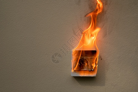 转变混凝土墙上火灾开关触电具体的抽烟图片