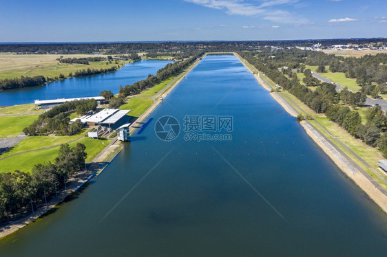 锻炼湖在澳大利亚区域绿农田环绕的划船中心对蓝色水进行空中观测以察澳大利亚区域绿农田周围的蓝水坝图片