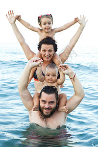 女孩团体与小在海上玩得开心的幸福家庭女儿图片