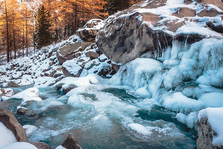 河边有冰的冷冻水柱山河在自然中冷却山谷冬季天气寒冷白色的凉爽瀑布图片