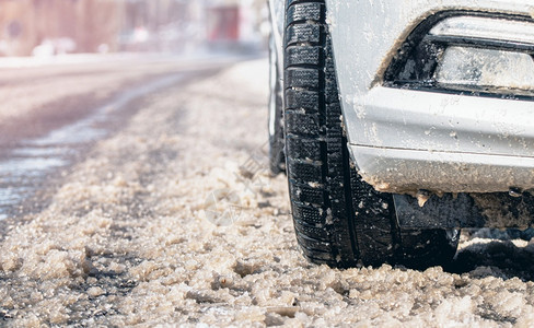 速度冬季在铺有雪的公路上关闭汽车轮胎选取焦点风险气候图片