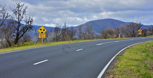 夏天户外澳大利亚的公路火灾区和交通在澳大利亚的布什纵火烧毁区和公路旅行范围图片