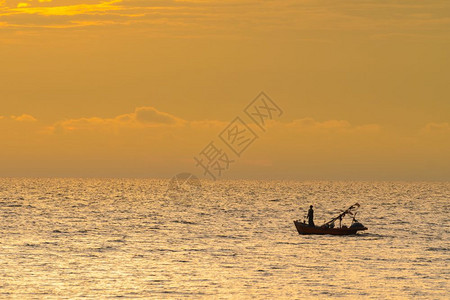海上落日的渔船图片