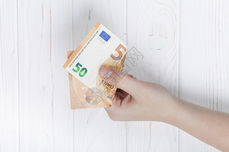 投资象征持有手欧元钞票绿色图片