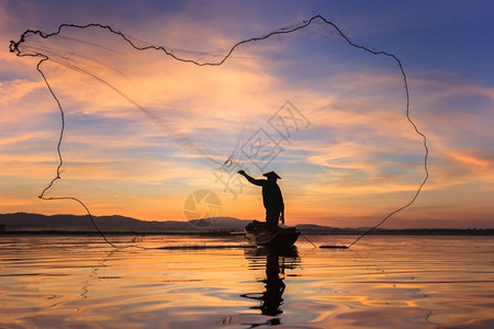 太阳升起时渔船网上钓鱼人的Silhouette男人家庭习惯图片
