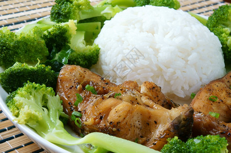 咸味的维越南食物给人的食物或配有酱汁的鱼饭焦糖亚洲菜食淡水鱼原料洋葱大蒜胡椒这种美食和味的营养一顿饭图片