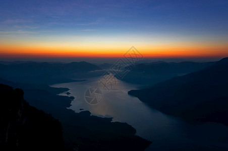 天空美平公园phadaengluang山日出时在大坝中美化山景和水平公园观美平公园日落环境图片