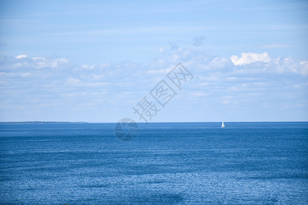 湖海景波罗的瑞典群岛奥兰德在平静的蓝水中航行艇复制图片