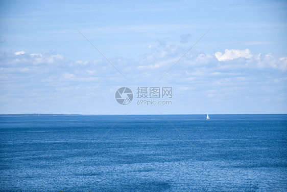 湖海景波罗的瑞典群岛奥兰德在平静的蓝水中航行艇复制图片