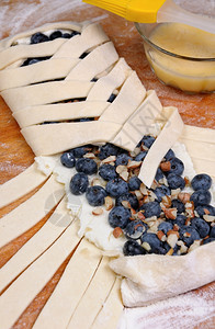 塞满奶酪油蓝莓粉碎花生的馅饼编食谱糕点图片