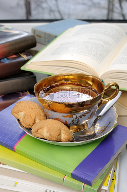 茶杯和饼干在桌子上与书本考试智慧图馆图片