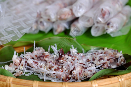 油炸炒做越南鸡蛋卷或春焦豆是越南菜食的流行品用肉和包装纸填满食物生的图片