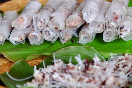 绿色生的做越南鸡蛋卷或春焦豆是越南菜食的流行品用肉和包装纸填满食物制作图片